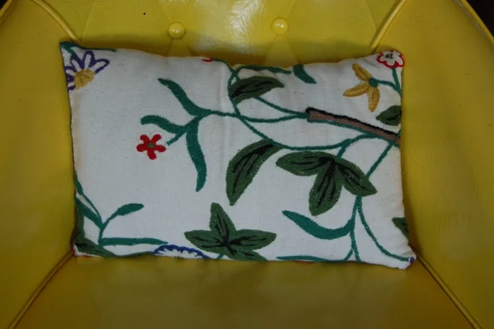 savvyhousekeeping recycling old pillow into throw pillows