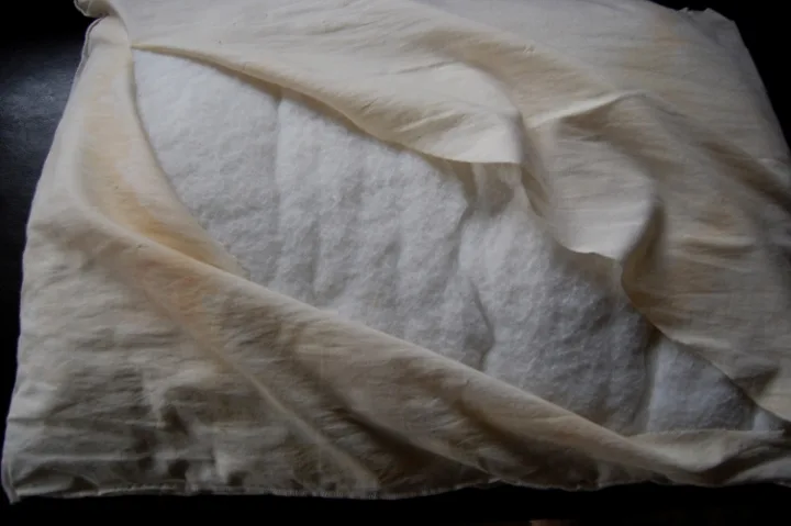 savvyhousekeeping recycling old pillow into throw pillows