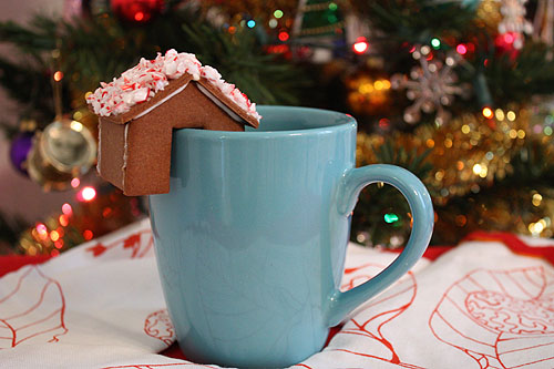 savvyhousekeeping gingerbread house on cup
