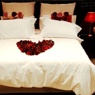 savvyhousekeeping valentine's day romantic bedroom decor decoration