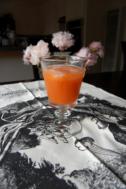 savvyhousekeeping what's up doc carrot juice ginger gin cocktail