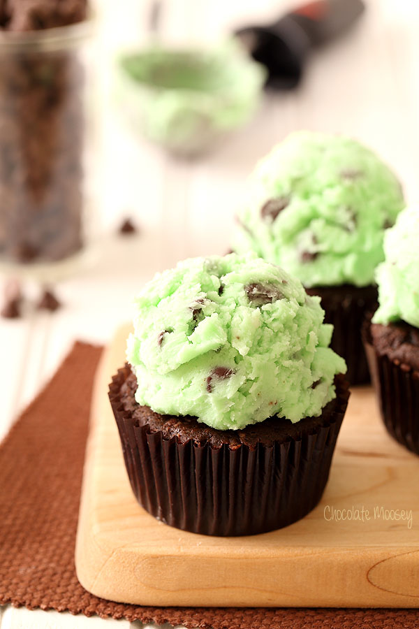 Mint-Chocolate-Chip-Cupcakes-with-Mint-Buttercream-Frosting-2829